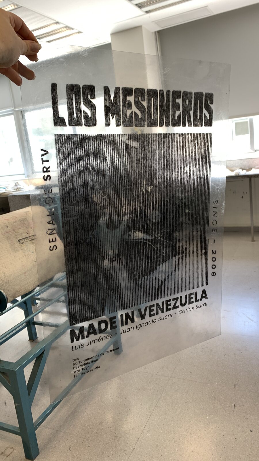 Holding up the final calcography print of the Los Mesoneros poster
