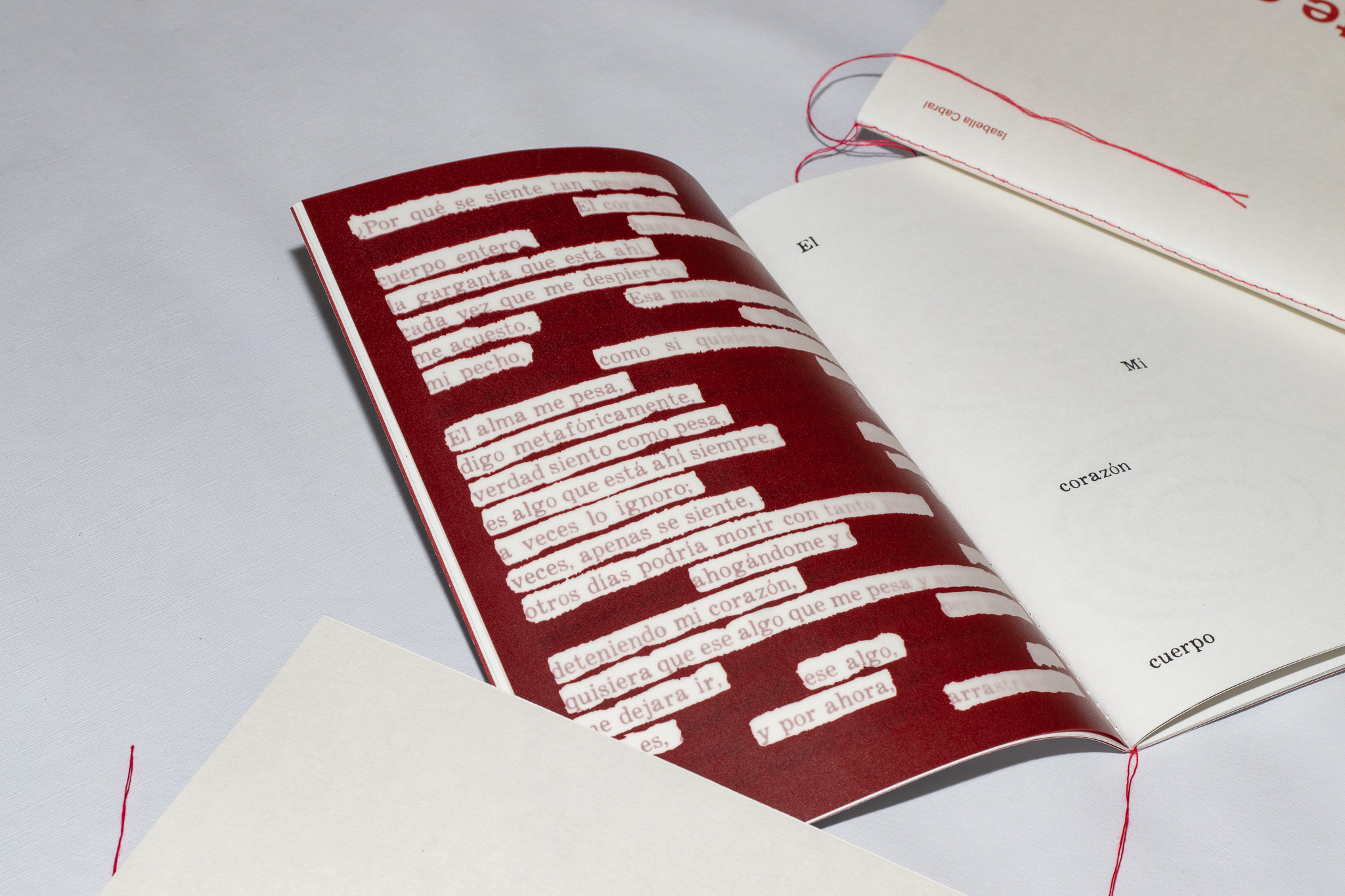Una mente que grita — text organised in waves emerging from a portrait